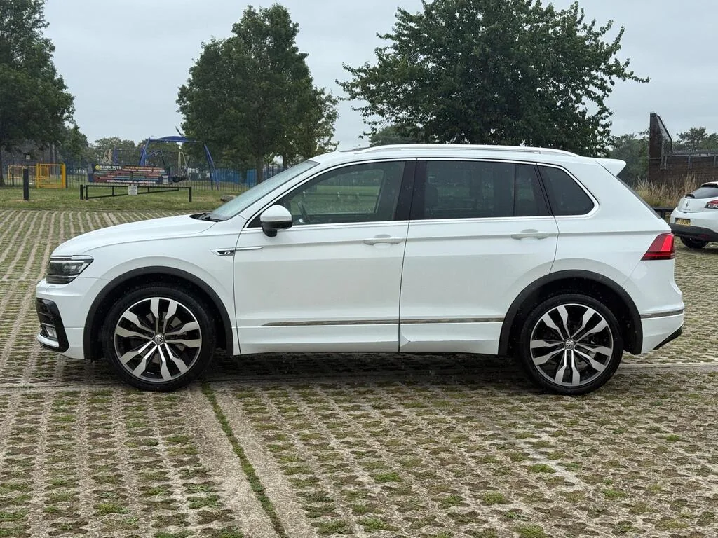 2016 Volkswagen Tiguan R-Line DSG 4Motion photo 2