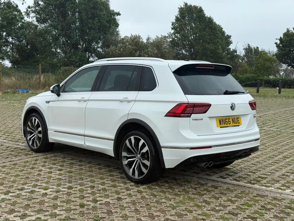 2016 Volkswagen Tiguan R-Line DSG 4Motion photo 3