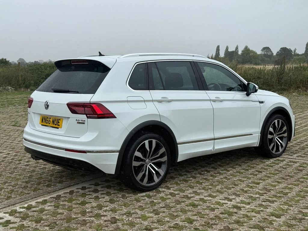 2016 Volkswagen Tiguan R-Line DSG 4Motion photo 5