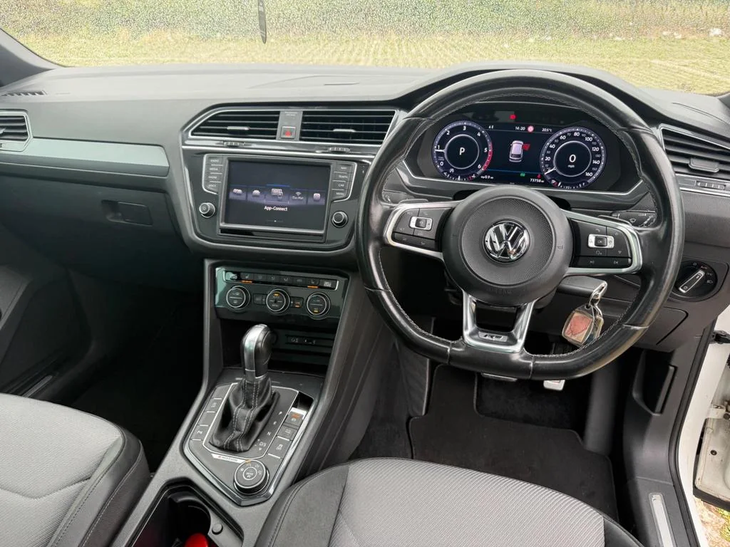 2016 Volkswagen Tiguan R-Line DSG 4Motion photo 12